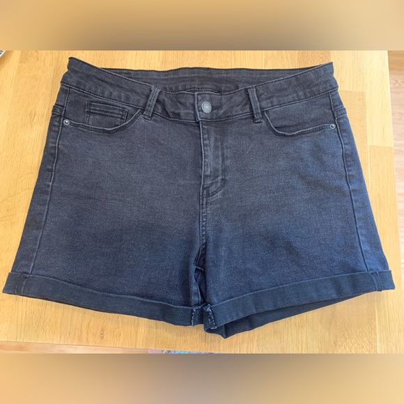 Vero Moda, Seven Mid-waist Slim fit, Black denim short. - Picture 4 of 8